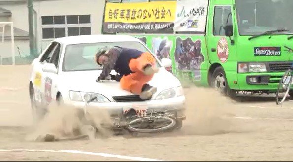 危険な場面をスタントマンが再現…自転車による事故をリアルに感じて…長野・岡谷市の高校で交通安全教室…県内で2025年起きた自転車事故のけが人のうち、19歳以下が全体の半分近く占める|TBS NEWS DIG