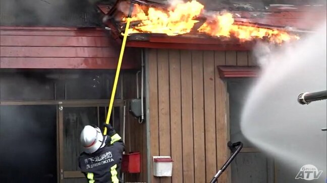 【続報】「建物が燃えている」海上自衛隊大湊地区総監部付近の住宅街で火事　現場付近の国道は消火活動のため一時通行止めに　青森県むつ市|TBS NEWS DIG