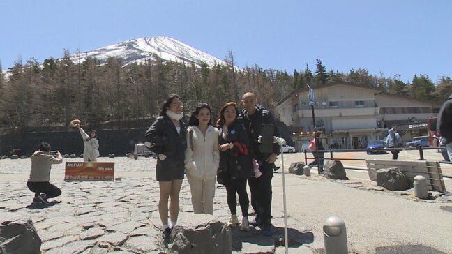 「天候も新緑も100点」 青空に映える雄大な富士の姿に感激 富士山5合目が賑わう 山梨|TBS NEWS DIG