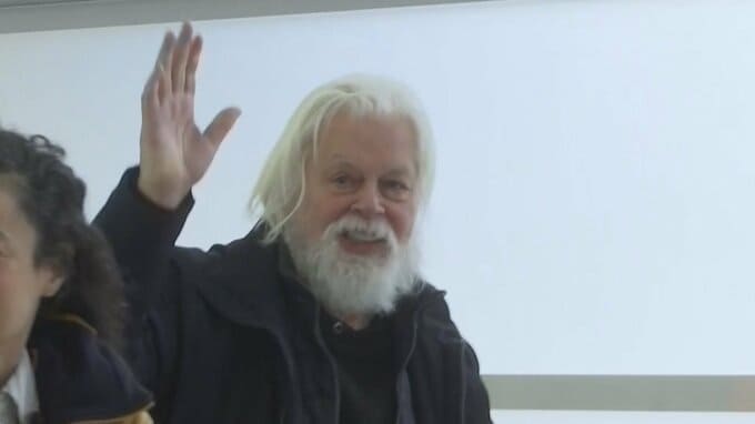 反捕鯨団体「シー・シェパード」元代表 ポール・ワトソン容疑者　フランスに戻る|TBS NEWS DIG