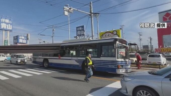 市バスにトレーラー積み荷の長い鋼材が“突き刺さる”  左折しようとして…ガラスなど激しく割れる 名古屋・港区の交差点【画像あり】　|　名古屋・愛知・岐阜・三重のニュース【CBC news】 | CBC web