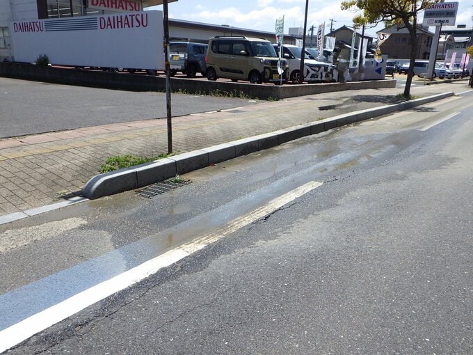 路面から汚水がしみ出している…市民から「水道管の漏水ではないか」と通報　人体に影響する有害物質はなし　島根県松江市の市道…午後10時から交通規制へ|TBS NEWS DIG