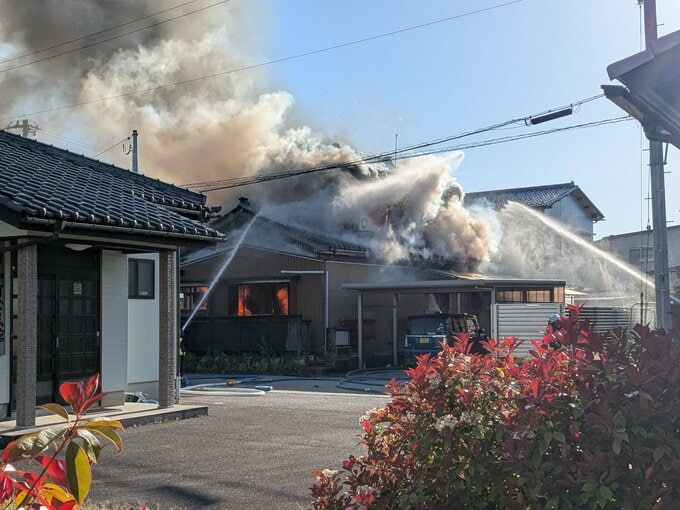 富山市で住宅火災　1人救急搬送もけがの程度は不明　海岸部に近い住宅街　黒煙立ち上り騒然　|　富山のニュース｜天気・防災｜チューリップテレビ