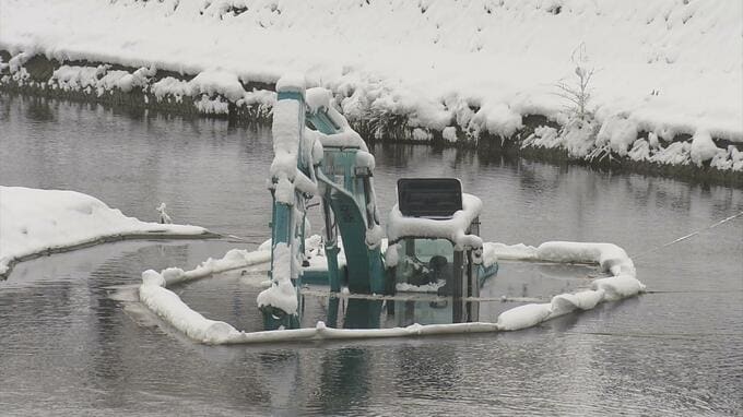 建設用機械が川に水没　ぬかるみで動けなくなりエンジン停止…　操作していた人は自力で脱出「けがなし」　撤去には時間要する見込み|TBS NEWS DIG