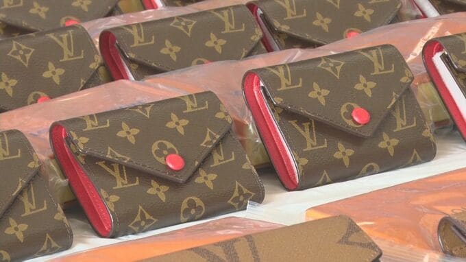 偽「ルイ・ヴィトン」「ロレックス」を販売…中国籍の男女を逮捕　押収品約2700点を公開　島根県警大田警察署|TBS NEWS DIG