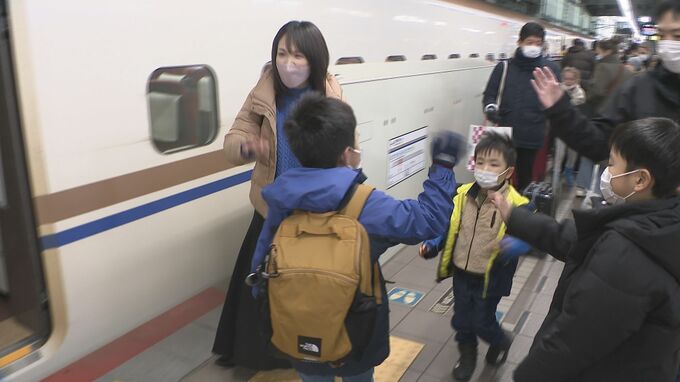 帰省のUターンラッシュがピーク JR金沢駅で家族連れが別れ惜しむ　|　石川県のニュース｜MRO北陸放送