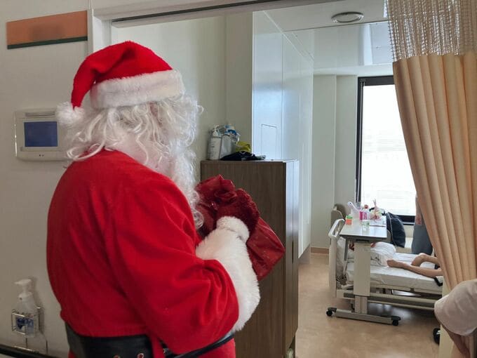 小児病棟にサンタがやってきた！　サンタさんに英語で質問　痛み我慢して会いに来る子も・・・「プレゼントあけてびっくり、枕元において寝ました」　入院中の子どもたちに訪れた”特別な時間”|TBS NEWS DIG