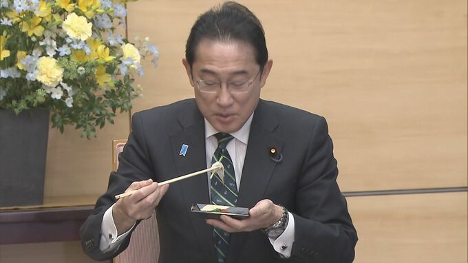 「噛めば噛むほど…」岸田総理が天然ふぐに舌鼓「ふく」噛みしめて笑顔　下関ふく連盟の表敬受け|TBS NEWS DIG