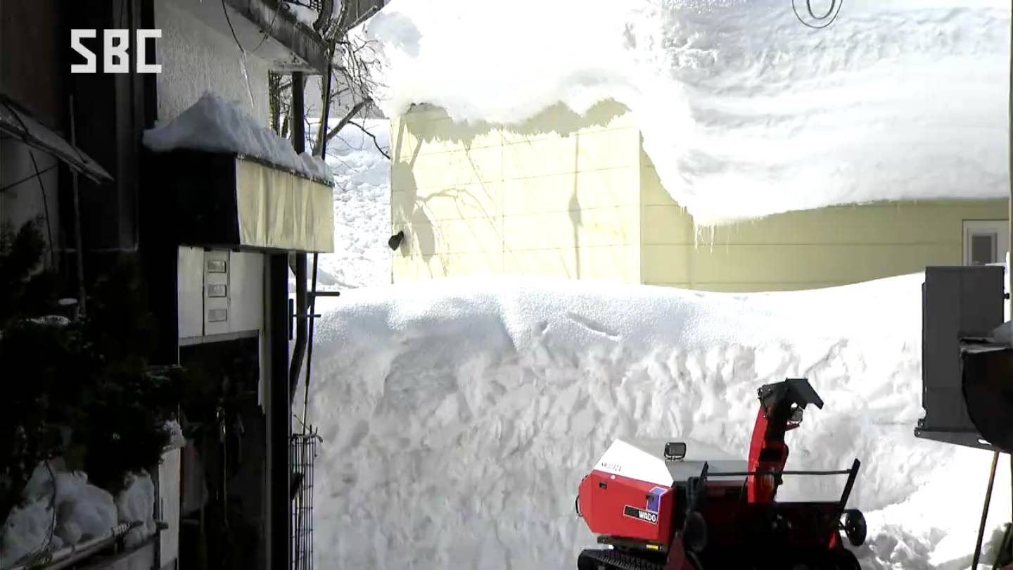 屋根から落ちた雪に埋もれ81歳の男性が死亡 寒さ緩む中で雪かき作業