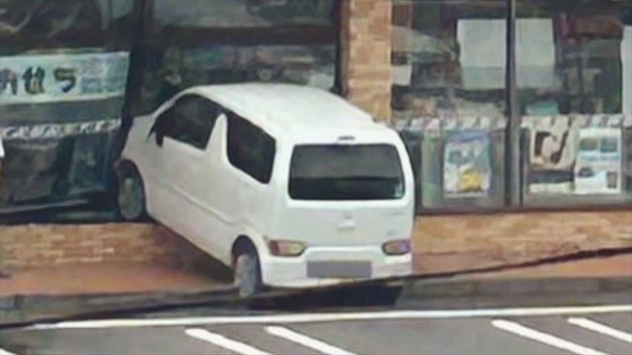 アクセルとブレーキを踏み間違えた」70代男性が運転 車がコンビニに