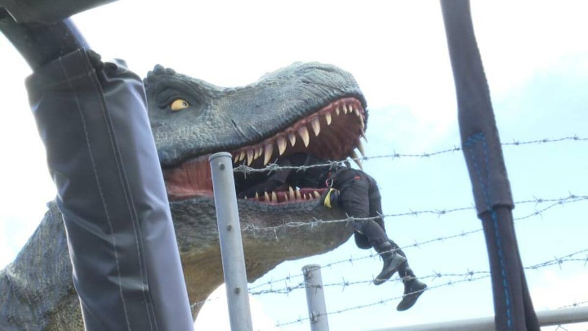 スタッフを丸のみする恐竜も！大迫力のダイナソーが出迎える「ジャン