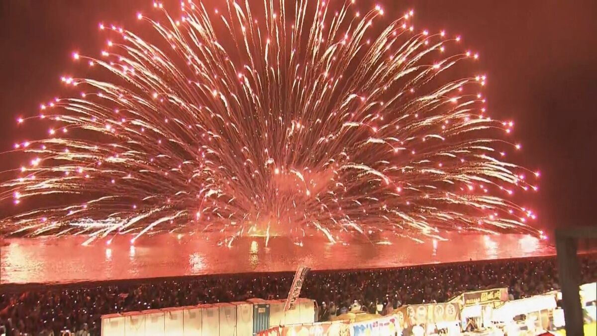 １万発の花火が夜空彩る“熊野大花火大会”…直径６００メートル「海上自爆」８万人を魅了