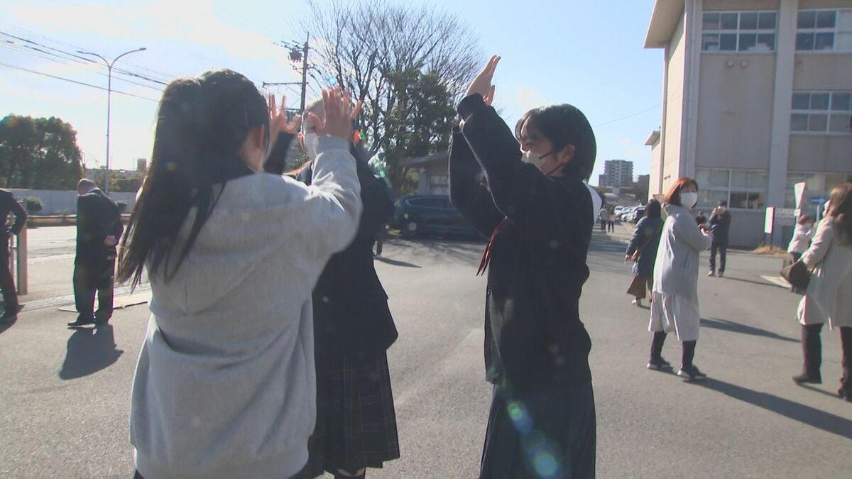 大分高専で合格発表　「心臓がバクバクです」受験生に笑顔咲く