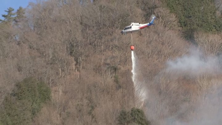 【LIVE画像あり】山林火災延焼続く　火は最も近い住宅まで約50メートル　ヘリコプターなどで消火活動再開　山梨・上野原市