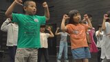 葛飾北斎がテーマの子どもミュージカル あすの上演を前に最終練習 山梨・富士吉田 | 山梨のニュース | UTYテレビ山梨