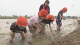 「動けなくなったー!」泥んこになりながら…保育園児が酒米の田植え 福島 | 福島のニュース│TUF