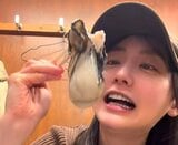 【 おのののか 】　特大の牡蠣を堪能　「大抵のものは一口で食べられるタイプだけど　この巨大岩牡蠣は無理だった」|TBS NEWS DIG