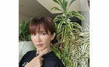 【 工藤静香 】 「私の身長をゆうに超えた!」 自宅の植物を紹介 「花束に入っていたのを水につけ、根っこを出してから植え、かれこれ20年くらいのグリーンくん。」|TBS NEWS DIG