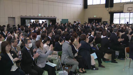 中学　福岡市　入学 福岡市の中学校で入学式 保護者や在校生が拍手で迎え新入生が入場