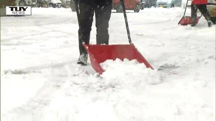 スノーダンプを使い駐車場の除雪中に転倒 女性が背骨を折る大けが 