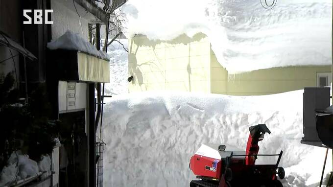屋根から落ちた雪に埋もれ81歳の男性が死亡　寒さ緩む中で雪かき作業　家族が心肺停止の状態で発見　長野・小谷村|TBS NEWS DIG