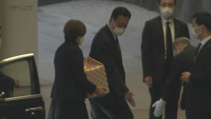 安倍元総理の遺骨 自宅に戻る　昭恵夫人が遺骨抱え|TBS NEWS DIG