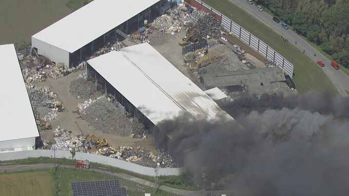 「鉄くずが燃えて火が見えます」  激しい黒煙　三重 松阪市で火事　消火活動続く|TBS NEWS DIG