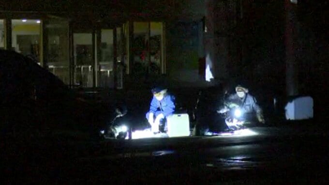 【現場画像】夜のコインランドリーでナイフ突きつけ”500円”奪う　60代くらいの男を強盗事件として警察が追う（山形・川西町）|TBS NEWS DIG