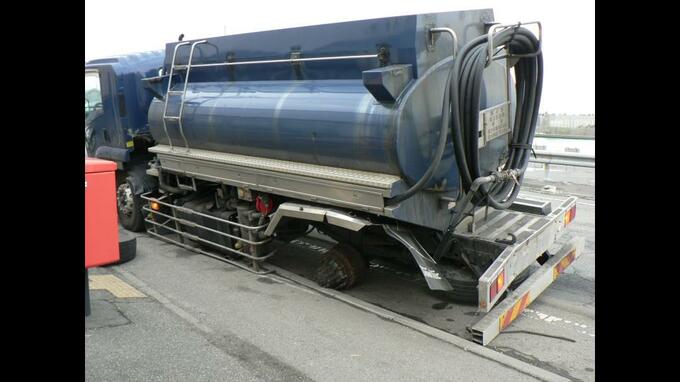 また左後輪ダブルタイヤ型の２本、走行中のタンクローリーから脱落　停車中の車や家の壁に衝突　車は激しく破損　けが人なし|TBS NEWS DIG
