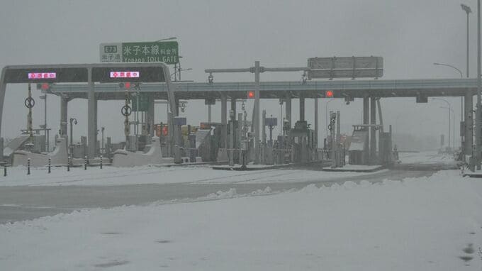3日にかけ大雪　米子道や松江道では車両滞留を防ぐための通行止め実施…インター入口で止められ引き返す車相次ぐ　ANA・JAL羽田便に欠航も　羽田便は3日も遅延・欠航など発生する可能性も|TBS NEWS DIG