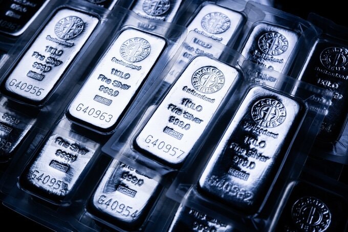 銀スポット価格、初の100ドル突破－米欧関係悪化で安全資産需要増す