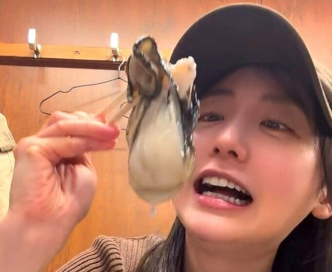 【 おのののか 】　特大の牡蠣を堪能　「大抵のものは一口で食べられるタイプだけど　この巨大岩牡蠣は無理だった」|TBS NEWS DIG