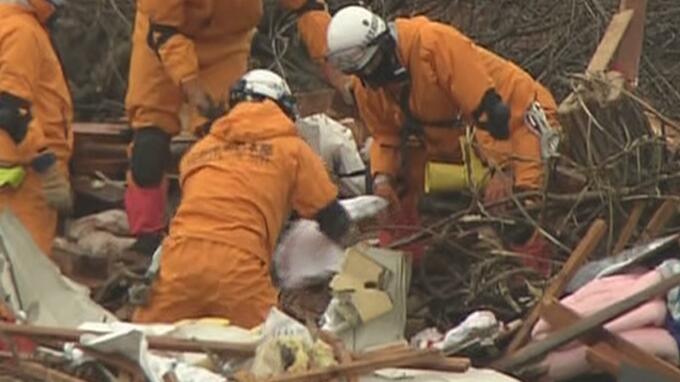 山形県鶴岡市のがけ崩れ・発生から40時間超… 行方不明の高齢夫婦の救助活動続く 枕や毛布など見つかり、土砂を掘り起こす作業始まる　|　山形のニュース│TUYテレビユー山形