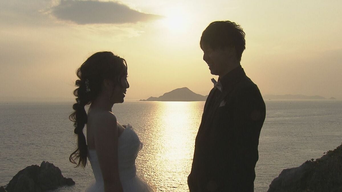 平日でも寒くても続々とカップルが…新たな“ウェディングフォト”の聖地に 愛知･田原市の伊良湖岬 市のリーフレットに登場の職員｢幸せな瞬間見つけて｣