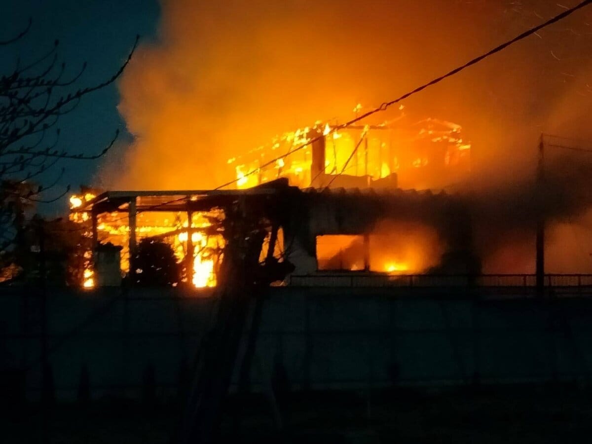 サムネイル_早朝の住宅火災で焼け跡から2人の遺体発見 住人の高齢親子と連絡とれず 新潟市南区