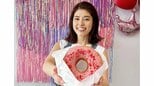 【 神田愛花 】　巨大ドーナツと２ショット　「とにかく大きくて美味しくて、大好きなThe AMERICAって感じでした」　ファン反響「ドーナツ大きい　顔ぐらいある」「アメリカのドーナツでかっ」|TBS NEWS DIG