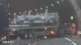 高速道路のトンネル出入り口付近で大型トレーラーと正面衝突した軽乗用車が大破…運転手と同乗者の2人死亡　現場は片側１車線の対面通行区間　北海道占冠村の道東自動車道|TBS NEWS DIG
