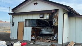 宇都宮市の集会所に車突っ込む　車に乗っていた女性が軽傷|TBS NEWS DIG