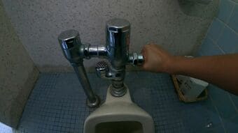 「前の人が足で踏んだら私は手で触りたくない…」和式トイレの水洗レバー「手で押す」？「足で踏む」？　正しいのはどっち？|TBS NEWS DIG