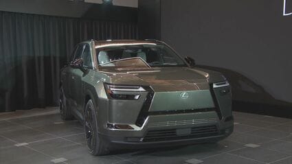 レクサスの新型電気自動車｢TZ｣ “生まれ故郷”で世界初公開 豊田会長