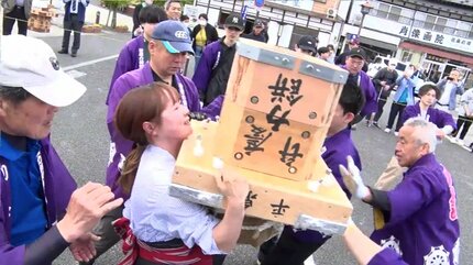 一般の部で使う鏡餅と三方は合わてなんと160キロ！力自慢たちが特大の