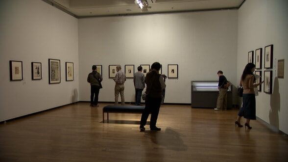 「繊細さがすごく印象に残った」高知初展示！19世紀の末にイギリスで活躍した画家・オーブリー・ビアズリーの展覧会開幕【高知】　|　高知のニュース・天気｜KUTV NEWS | KUTVテレビ高知