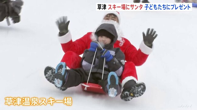 空飛ぶサンタクロースからのクリスマスプレゼント　子どもたちからは笑顔あふれる　群馬・草津温泉スキー場|TBS NEWS DIG