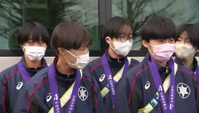 県勢初 男女同時優勝の快挙 2年ぶり2度目の栄冠 長野東が笑顔で凱旋 在校生らが拍手で出迎え 佐久長聖は最終7区の大牟田とのデッドヒート制し学校初の2連覇【全国高校駅伝】|TBS NEWS DIG