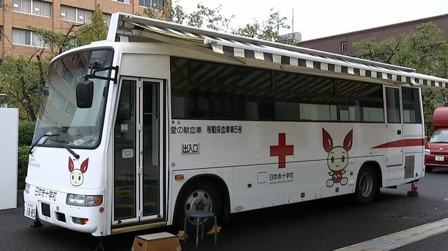 コンサートが行われている大学のホールのそばで献血を 岡山商科大学ローターアクトクラブが企画 特にAB型の血液が不足|TBS NEWS DIG