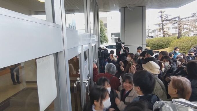 鳥取県公立高校合格発表　約3300人に「春」　WEBでの同時発表が始まり、学校での掲示発表は規模縮小も…大勢詰めかけ喜び分かち合う　|　BSSニュース | BSS山陰放送
