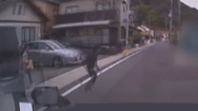 住宅街の狭い生活道路を走る車のドライブレコーダー映像