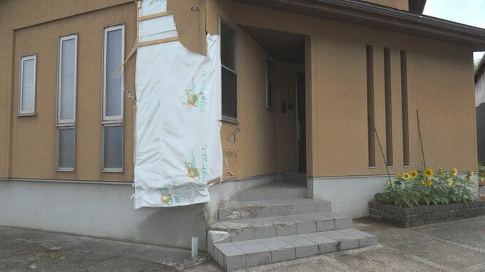 トラックが民家外壁に突っ込む 運転の男性(47)重体 金沢市の県道|TBS NEWS DIG