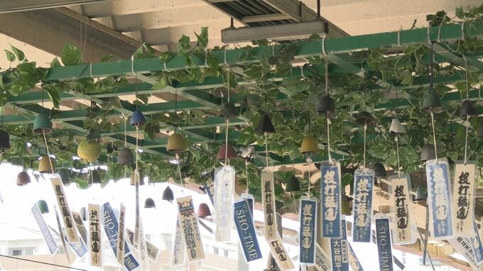 季節の風物詩、水沢駅に南部鉄器の風鈴飾り付け　涼しい音色で観光客、帰省客をお出迎え　大谷選手を応援する短冊も　岩手・奥州市|TBS NEWS DIG