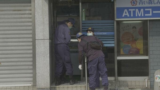 【独自】ATM利用者が所持品を奪われそうになる事案発生　警察が窃盗未遂の疑いで捜査　現場では鑑識活動など　警察が防犯カメラに映っていた服装など特徴がよく似た人物から事情聴く　青森県五所川原市　|　青森のニュース│ATV NEWS│青森テレビ